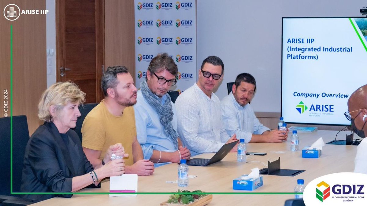Après Zara, TCP, la FIFA  c'est KIABI, leader français 🇨🇵 du prêt à porter qui montre son intérêt à la #GDIZ. 

Le conseil d'administration de KIABI a effectué une visite à la GDIZ 🇧🇯.
Celle-ci s'inscrit dans leur stratégie d'expansion en Afrique de l'ouest.  

#NoLimit229
1/2