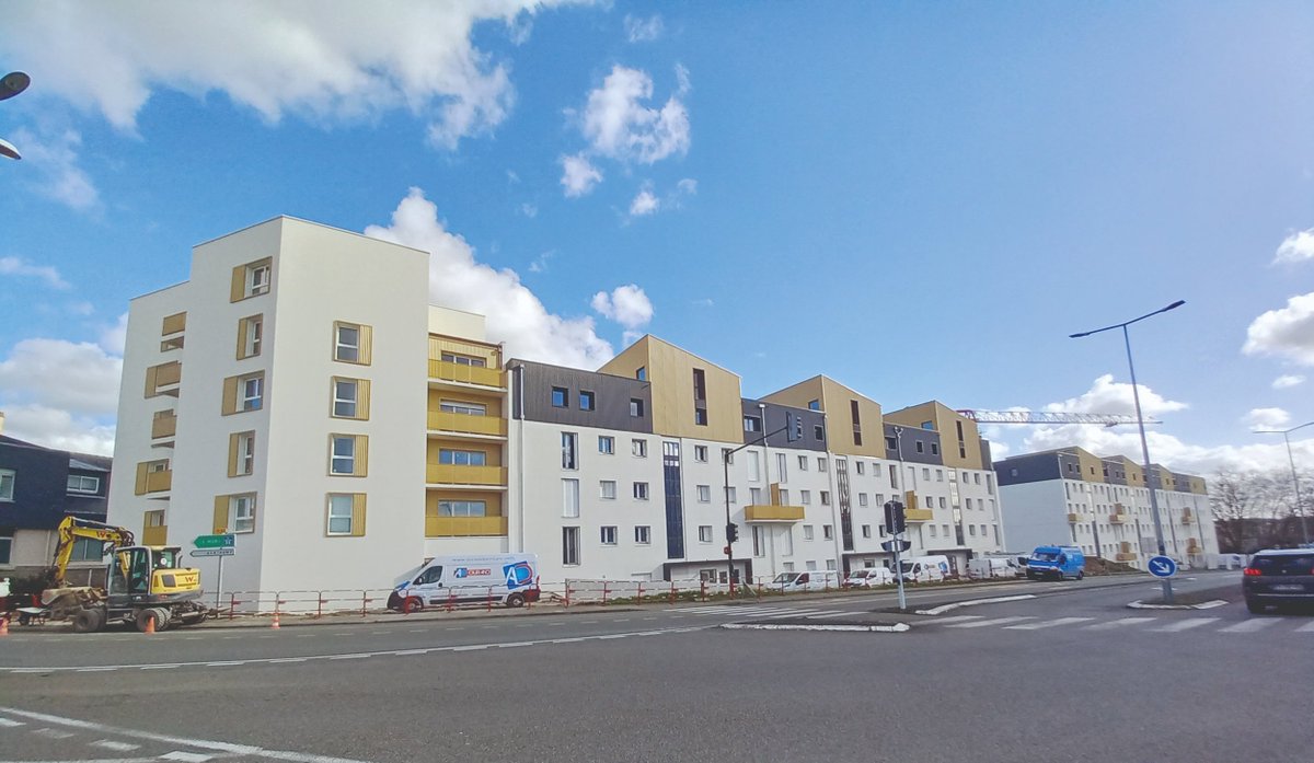 MeduaneHabitat's tweet photo. [📸Partage d'expériences] Jeudi dernier, les équipes de Méduane Habitat ont eu le plaisir d'accueillir des étudiants de l'école d'#architecture @ensaNantes1. Au programme : visite d'opérations de #réhabilitations dont celles du Mortier et de la Coconnière à @Laval_la_Ville. #Hlm https://t.co/xFO3ZaEpJD