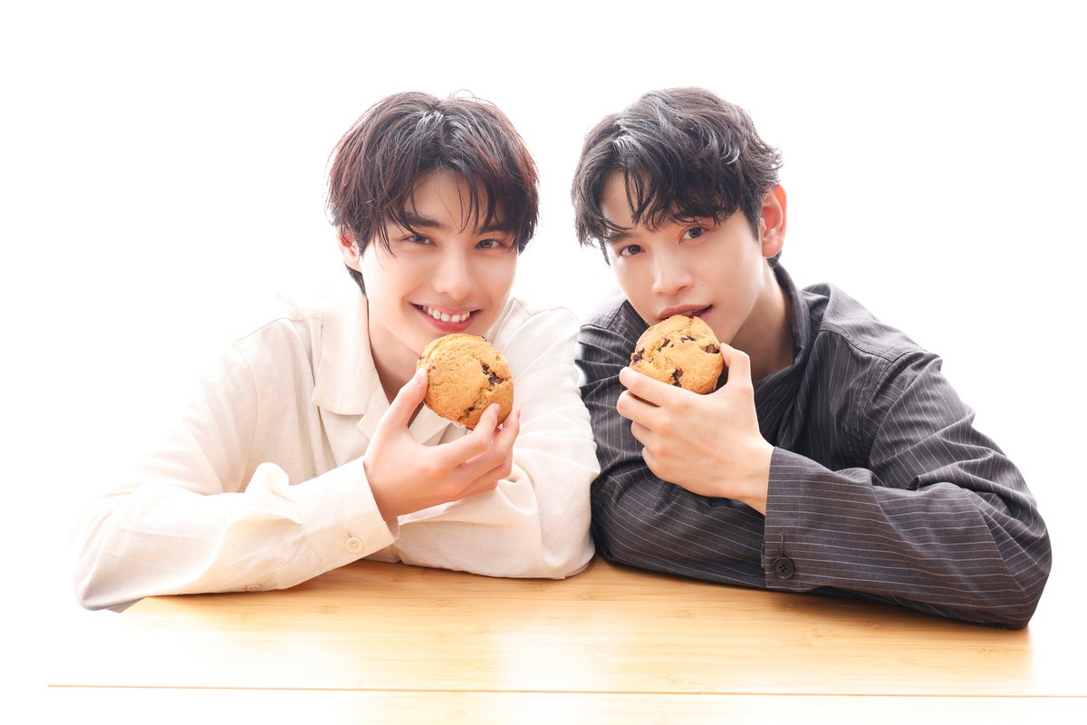 tv_life's tweet photo. ＼INTERVIEW📸／
ドラマ『セレブ男子は手に負えません』
鈴木康介＆本田響矢、
約1年ぶり共演で感じた手ごたえ語る
「今まで一緒にやってきたからこそ」

2人の関係性を言い表すなら…なども🤍
▶︎https://t.co/rCIJhDndzO

#鈴木康介 #本田響矢 #シオりつ
#セレブ男子は手に負えません 
@dramal_abc https://t.co/2KOvIOhaEJ