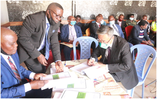 CRECofficial's tweet photo. The animal husbandry plan of #COMILU in Luisha, #Congo (DRC), supports herders with breeding bases, livestock, free farm feed and expert training. ✨It enhances farming techniques, benefiting the local animal husbandry sector and boosting economic development.🥳 https://t.co/jDoRdUEh08