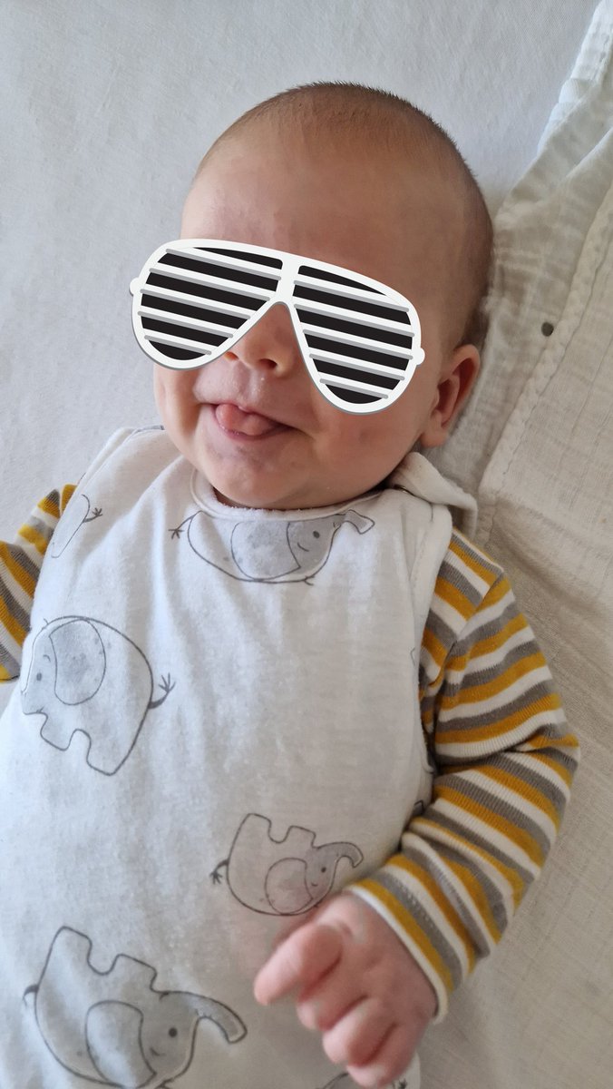 Na podzim jsem tu sháněla někoho, kdo by zvládl z novorozeneckých oblečků našeho chlapečka ušít medvídka na památku. A úkolu se ujala odvážná <a href="/HolubiPrincezna/">🕊️ hol'up</a>, kterou tu chci vychválit do nebes ❤️