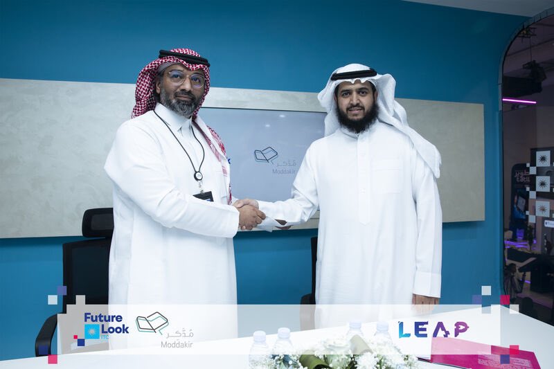 تم بحمد الله توقيع اتفاقية شراكة استراتيجية بين شركة مدكر وشركة فيوتشر لووك في تطوير تعليم القرآن الكريم باستخدام أدوات الذكاء الاصطناعي، على أن يكون جزء من ريع هذه المنتجات في خدمة جمعيات تحفيظ القرآن الكريم.حضر عن شركة مدكر الأستاذ حمد بن صالح التويجري، وعن فيوتشر لووك