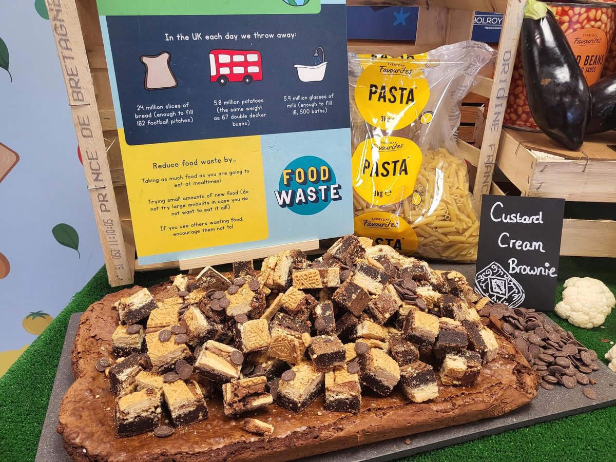 BromsPrep's tweet photo. Anna from the @HolroydHowe sustainability team spoke to Prep pupils about the 'weight of waste' during their Assembly last week. There was also a tasting table in the dining hall to show the pupils how to effectively re-use food items. #BromsSustainability #BromsFood #SchoolLunch https://t.co/CPiWXdqXbP