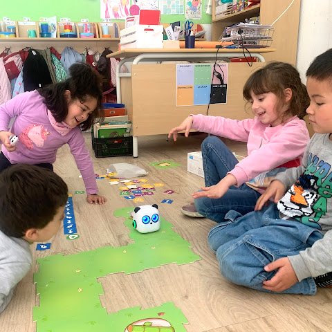 ImmaVedruna's tweet photo. L'alumnat d'#I4 coneix en #mTiny
#Robot educatiu sense pantalla per a infants d’Educació Infantil. El seu llapis és una eina de codificació i utilitza targetes de programació i peces de tipus puzzle per a guiar-los en la resolució de problemes.
#VedrunaBategaambTu https://t.co/mhkqB5yk78