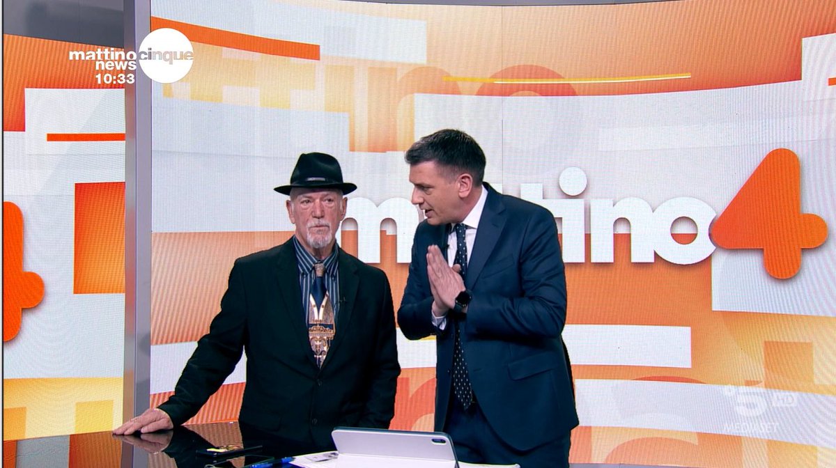 sergiomarcoc's tweet photo. "lo studio di #Mattino4 ti aspetta" 

letteralmente sono a 2 metri 

#Mattino5 https://t.co/t66QhIDuKB