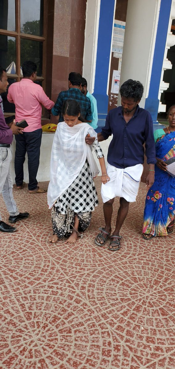 mathavanguru19's tweet photo. அரசு  காப்பீடு திட்டத்தின் காலில் தகடு வைத்து அறுவை சிகிச்சை செய்த மாணவி

தகடை அகற்ற திருவாரூர் அரசு மருத்துவக் கல்லூரி மருத்துவமனைக்கு சென்றால்

காப்பீடு அட்டையில் குளறுபடியென தகடை அகற்ற முடியாமல் அவதி

தகட்டை அகற்றி கல்வி பயில உதவ  ஆட்சியரிடம் மனு கொடுத்த மாணவி

@Stalin__SP https://t.co/wefRJJFmaf