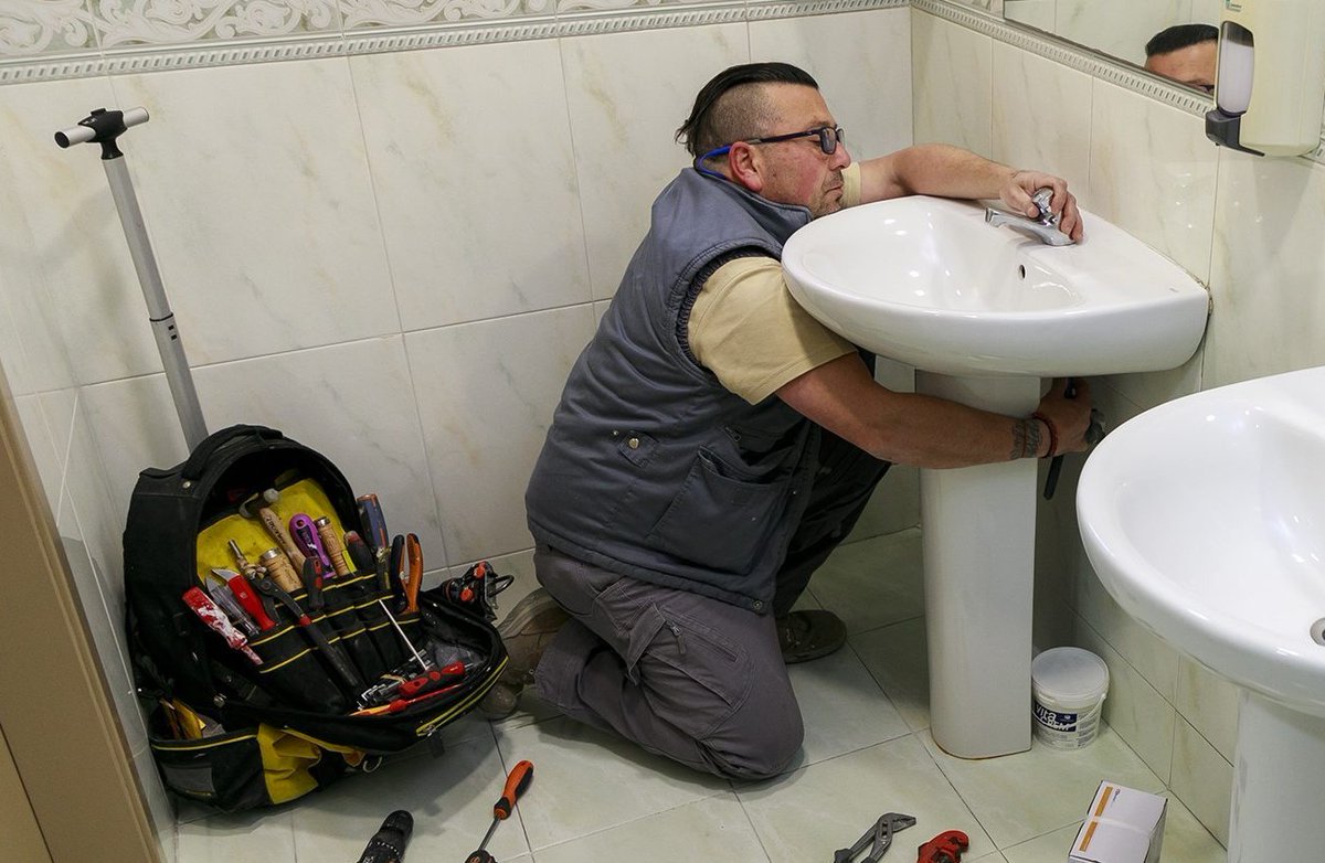 Fund_Acollida's tweet photo. Sabies que avui és el dia mundial de la #fontaneria? 🛠️🛁
T'expliquem en què consisteix, quins estudis i aptituds necessites i et presentem al Luis Ortega, coordinador de manteniment de #MansolProjectes: https://t.co/IBkzy73wJz
#FonsREACT #FonsUECat #CentreEspecialdeTreball https://t.co/FhdbmdkVzT
