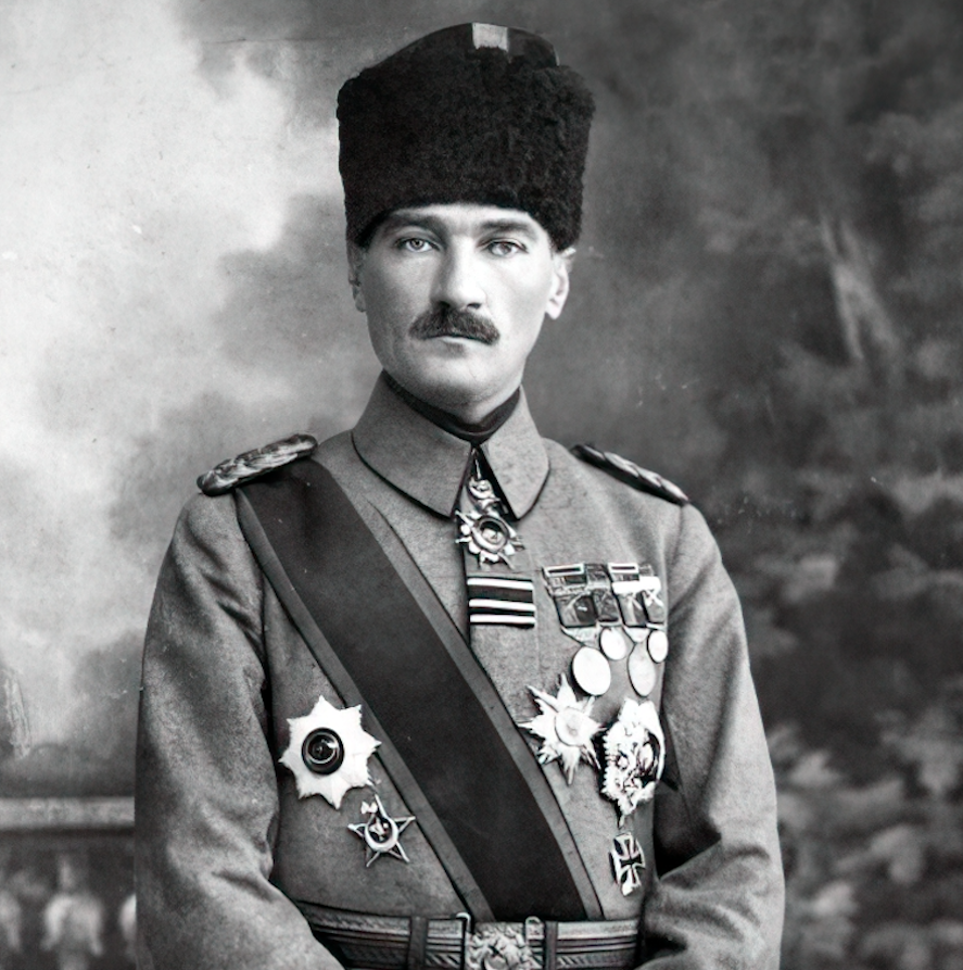 Mustafa Kemal'in madalyalı fotoğraflarının hiçbirinde, Fransa'nın verdiği Legion d'Honneur madalyası yok. 12 Mart 1914'te Padişah Mehmet Reşat, bu madalyayı kabul etmesini ve takmasını emrettiği halde, Mustafa Kemal bu madalyayı takmıyor.