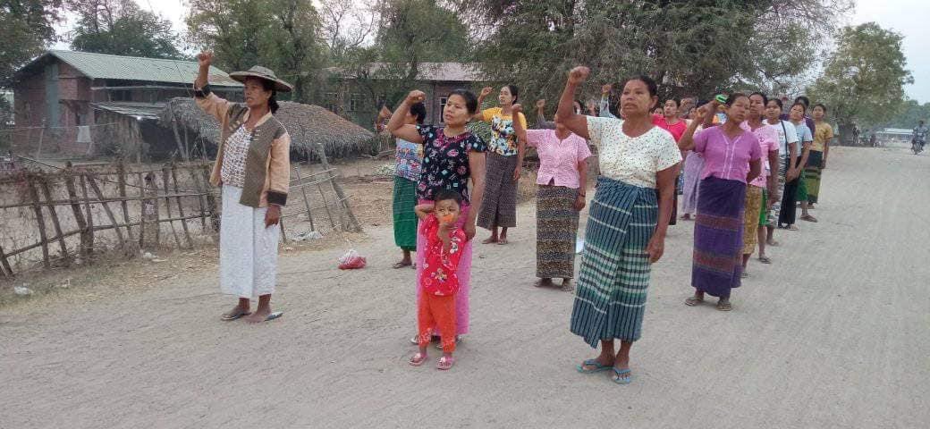 AyeAye03492103's tweet photo. Local residents from a village of northern zone of #Yinmarbin Twp, #Sagaing Region, regularly staged a protest against the #MilitaryDictatorship on Mar11.

#WarCrimesOfJunta                         
#2024Mar11Coup                      
#WhatsHappeningInMyanmar https://t.co/weEreIXPBo