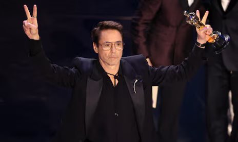 Sara___writes's tweet photo. Robert Downey Jr. wins his first Oscar for Best Supporting Actor. 🏆 #Oscars #RobertDowneyJr https://t.co/HG54nzm5Qz