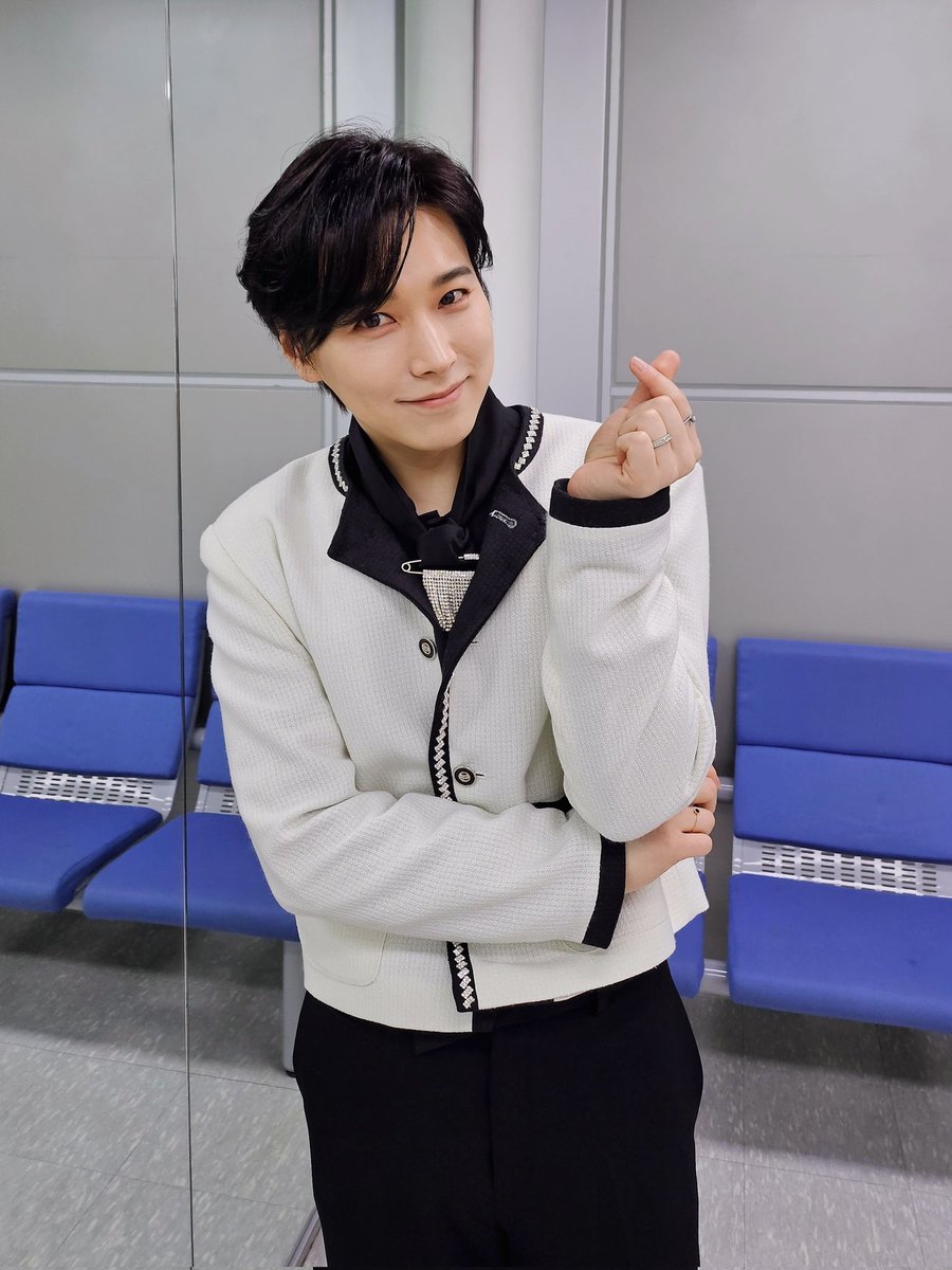 LIU_Sungmin's tweet image. [#성민] SBS FiL·SBS M &amp;lt;더트롯쇼&amp;gt; 7:00 PM
오늘 '더트롯쇼'에 성민이 뜨지밍💓
애리~사랑해🫶🏻 사랑스러운 '애리(eri)' 무대 🌂☂️
생방으로 함께해요☂️ 

#SUNGMIN
#SBSFiL #SBSM #더트롯쇼