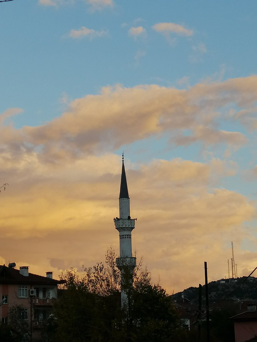 Gök kapılarının sonuna kadar açıldığı, Kuran'ı Kerim rahmetinin yere indiği bir vakte girdik bereketini tüm zerrelerimizde hissetmek bütün latiflerimizle Ramazan'ı hakkını eda edebilmek nasip olsun inşallah. Rabbim oruçlarımızı hakkıyla tutmayı nasip eylesin.
HAYIRLI RAMAZANLAR