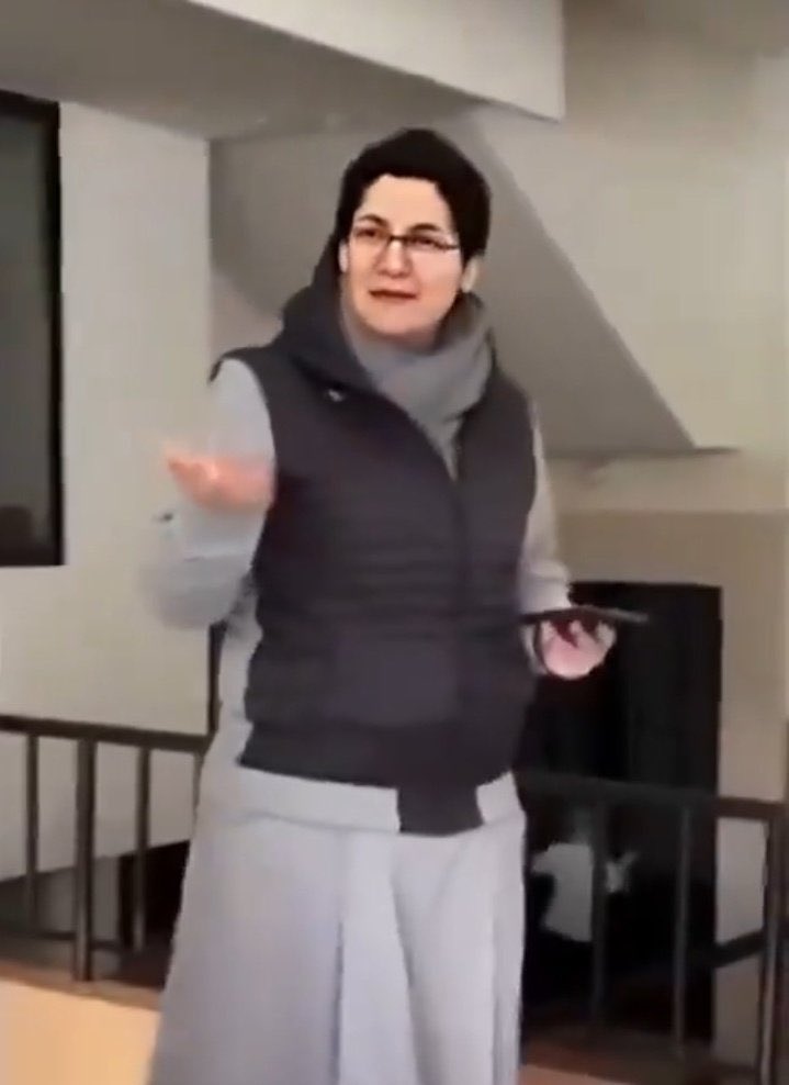 كلّ الدّعم و الإحترام للراهبة مايا زيادة التي فصلت اليوم ومنعت من التعليم لإنها طلبت من الطلاب الصلاة لأهلنا بالجنوب بالنجاة والسلامة 💔
لن اخاطب أولئك الحاقدين اصحاب العقول المريضة و لو كان السيد المسيح عليه السلام حاضرا لكان أول من يصلي للجنوب وأهله🙏🏻💔
#مايا_زيادة