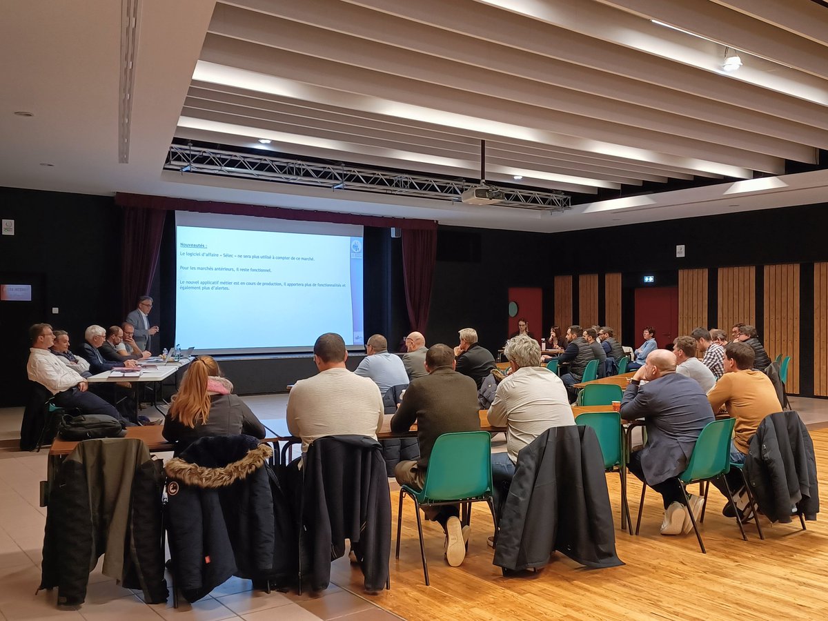 Réunion avec les entreprises et bureaux d'études pour le lancement du nouveau marché Électrification Rurale, Eclairage Public, Réseaux de Télécommunication 2024-2027 💡🚧