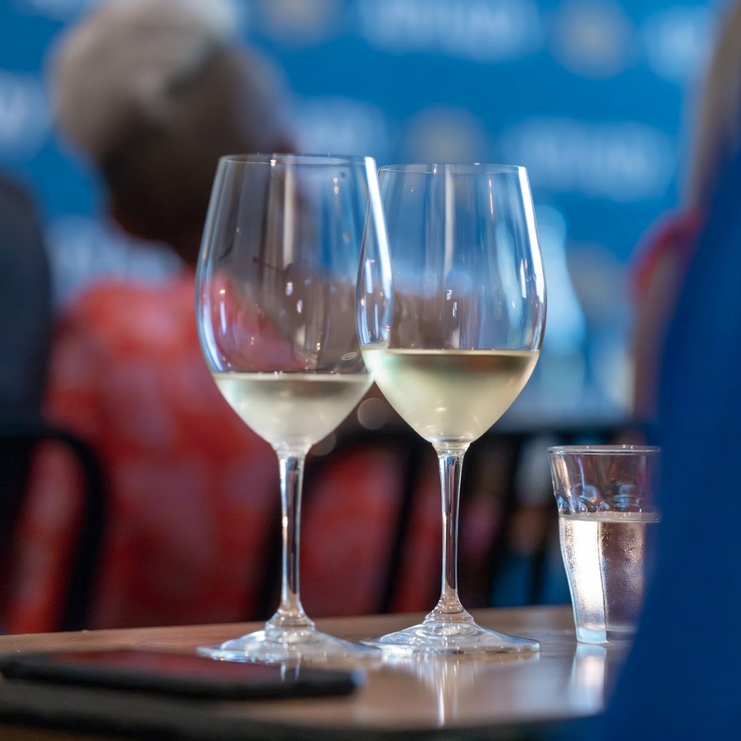 apiary_club's tweet image. Pairing fine wines with even finer company. 🥂 #ApiarySocialClub #ApiaryLife