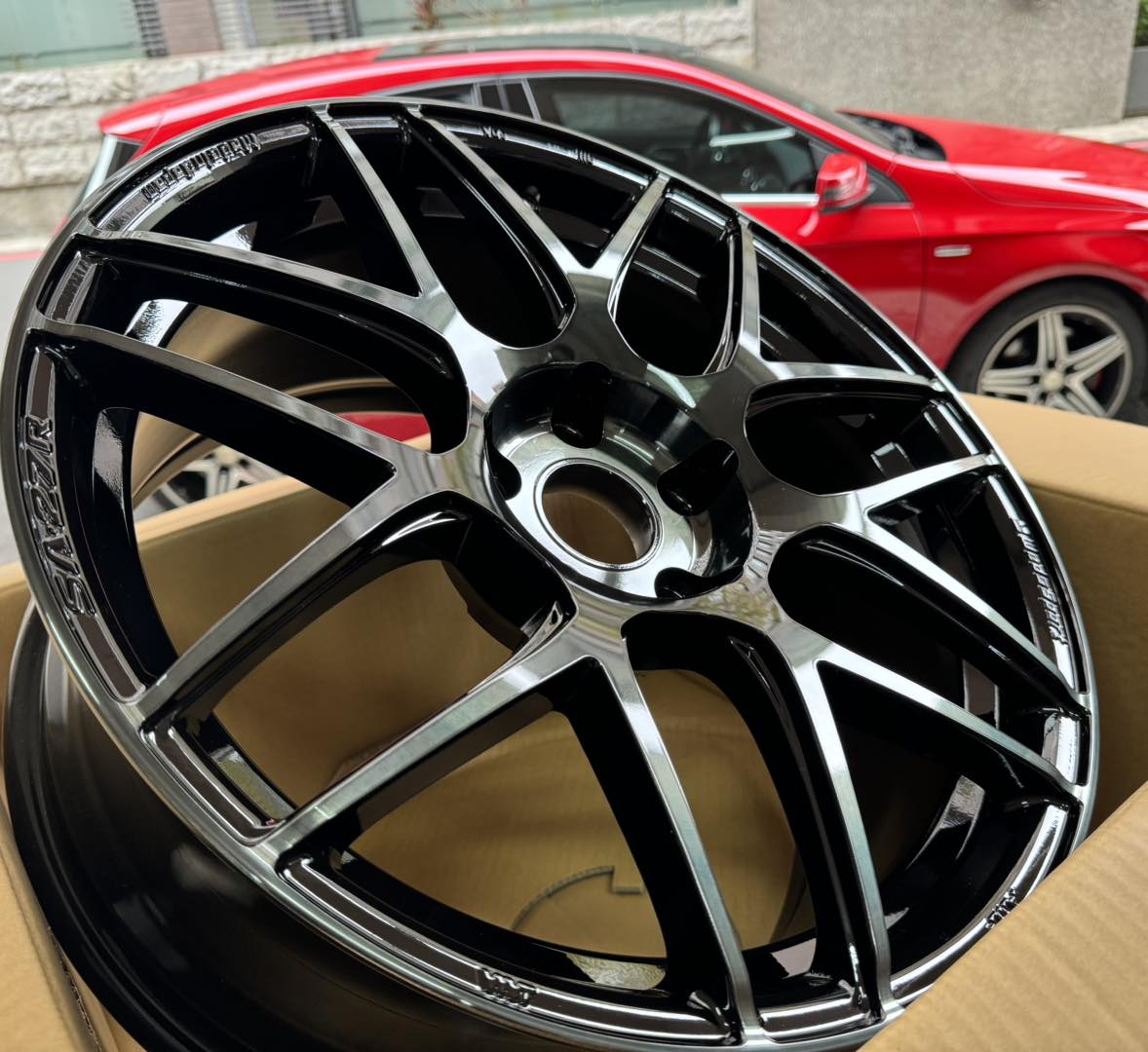 【まさに開封の儀】

#WedsSport SA-27R を箱から取り出したのは、台湾 BIGEYES AUTO PARTS CO., LTD 。

WBC（ウォースブラッククリア）カラーの質感や、スポークのエッジがよくわかる1枚です。

▼WedsSport SA-27R
weds.co.jp/wedssport/sa27…

#weds #アルミホイール #車