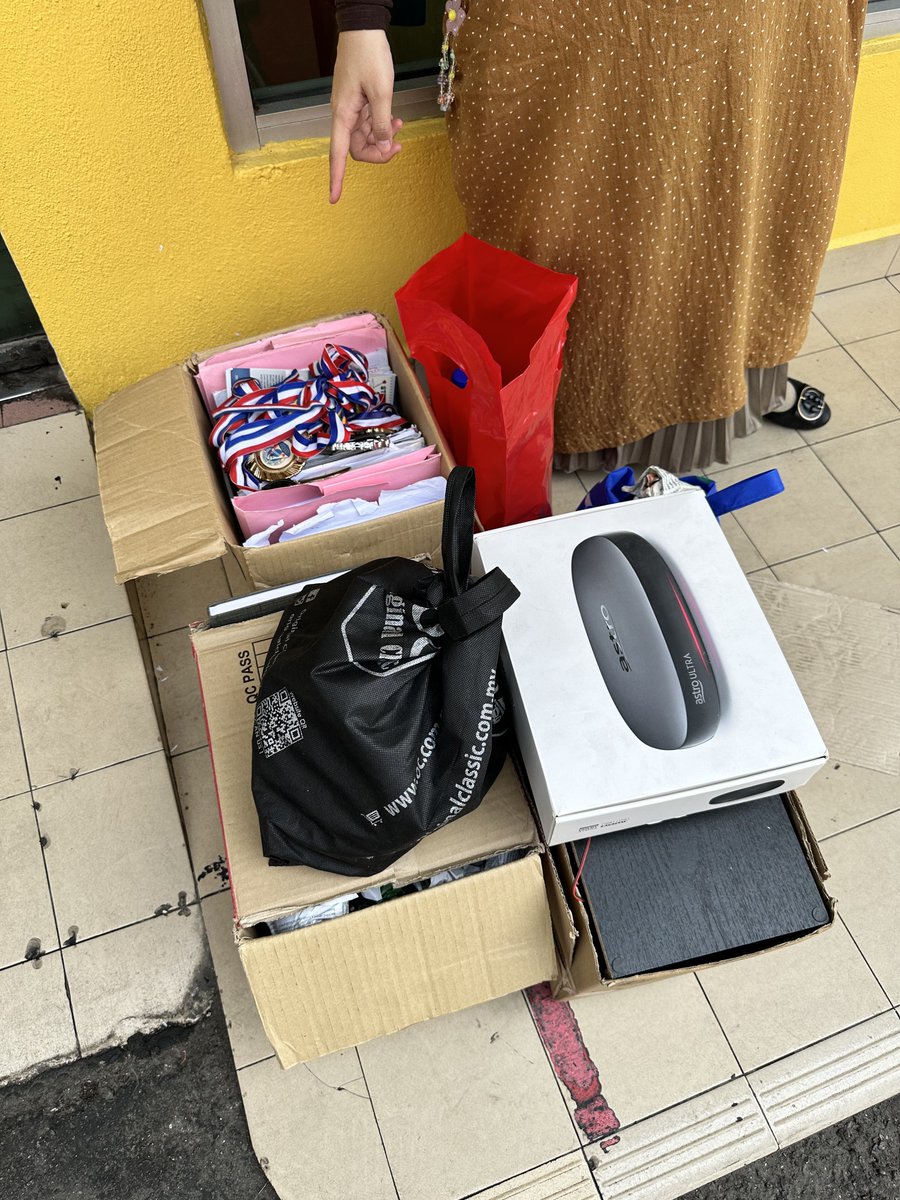ahmaadsafuan's tweet photo. Semalam saya dengan wife keluarkan segala barang yang dah tak pakai and decide untuk buang 🤷🏻‍♂️

And guess what, kitorang terjumpa tempat untuk dump barang-2 lama..

Tapi boleh dapat DUIT 💰

Meh saya share! 😎

🧵 — https://t.co/mWOzRWzWWK