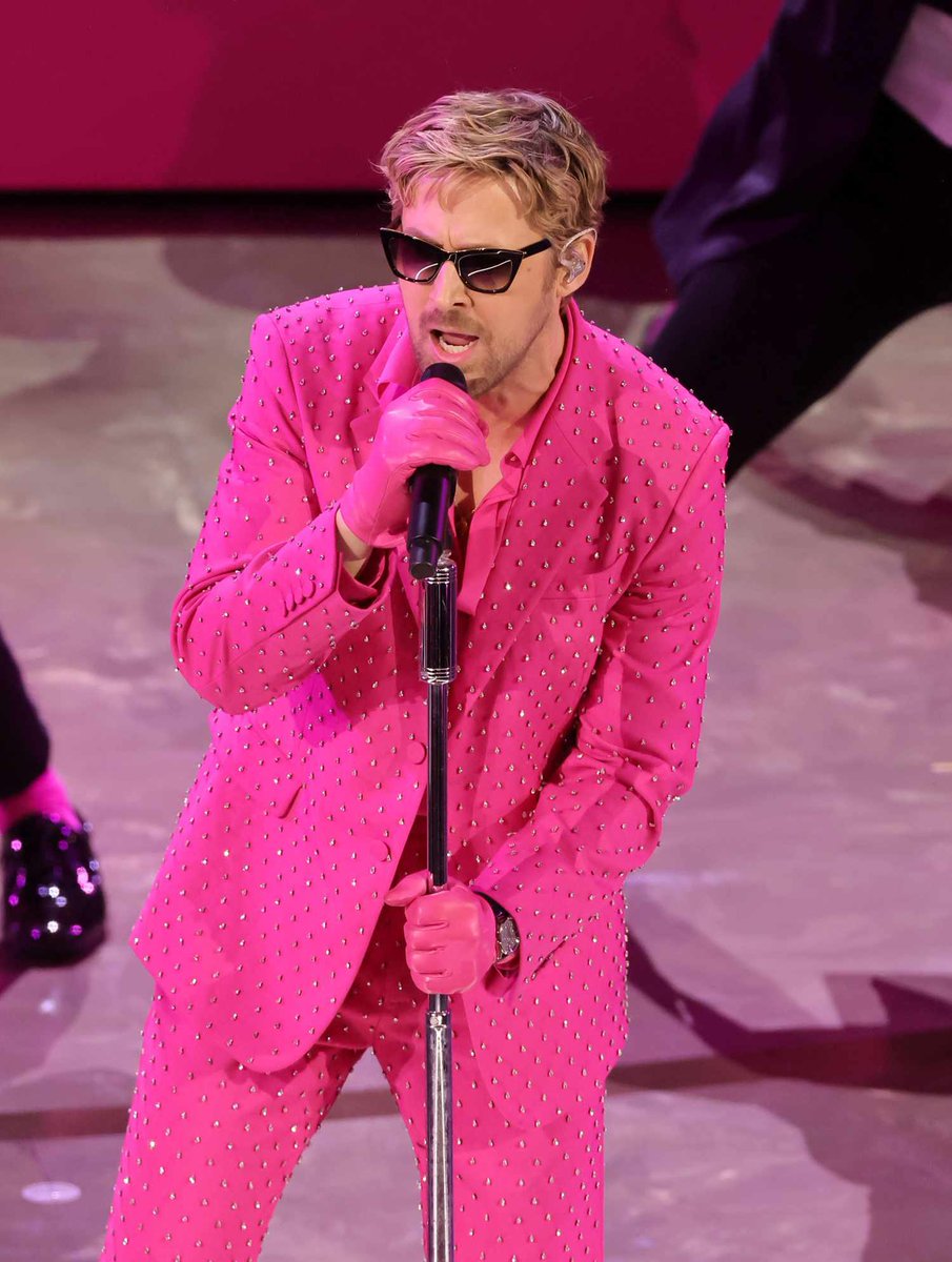 💕 Ryan Gosling channeling his “inner Ken” for the last time at the #oscars last night is how we should all kick off Mondays…right?
#barbie #barbiemovie2023 #academyawards