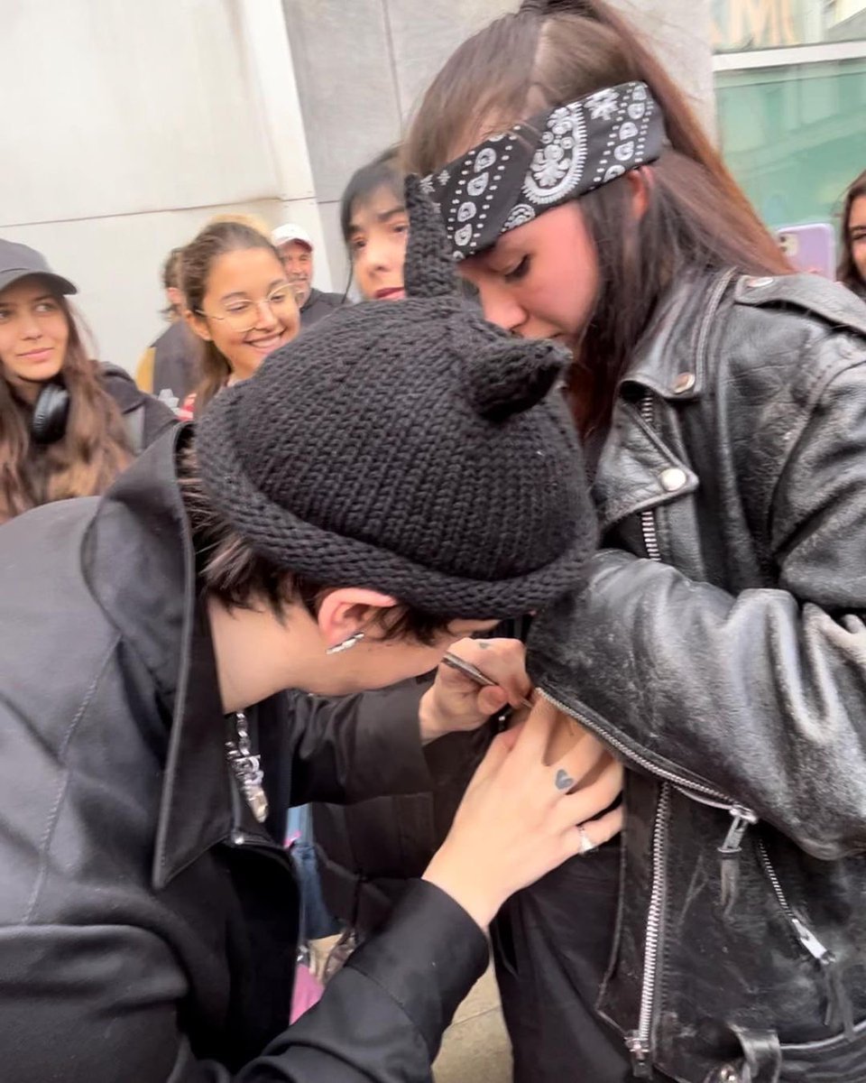 sixxieblud's tweet photo. un anno fa mi tatuavo la firma di dom sulla pancia @yungblud #yungblud #lowlife https://t.co/Hg0uBr9eWi