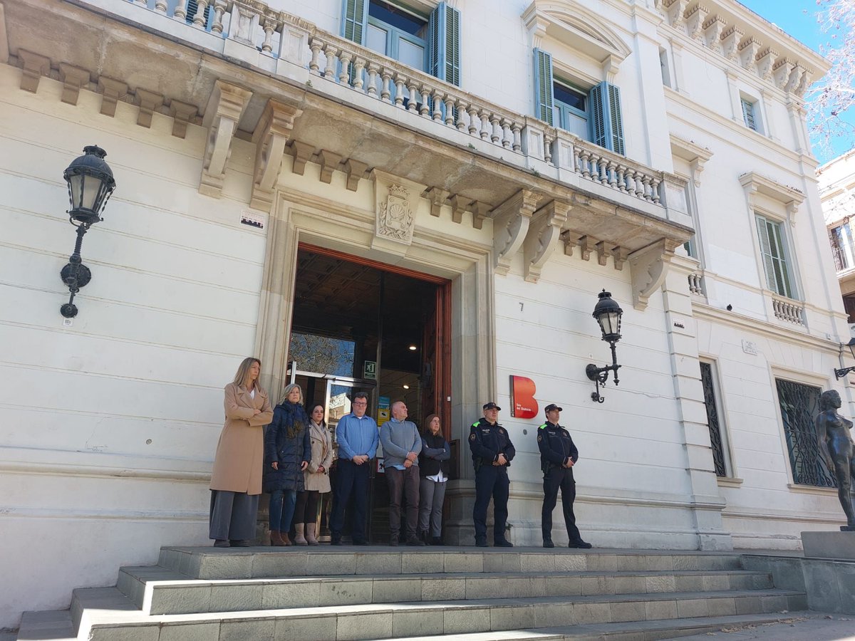 ⚫Minut de silenci davant la seu del Districte de #SSTG amb motiu del Dia Europeu en Record de les Víctimes del Terrorisme, en homenatge a les víctimes de l'atemptat de l''#11M fa 20 anys a Madrid.

🔗 #VíctimasdelTerrorismo #VictimsofTerrorism