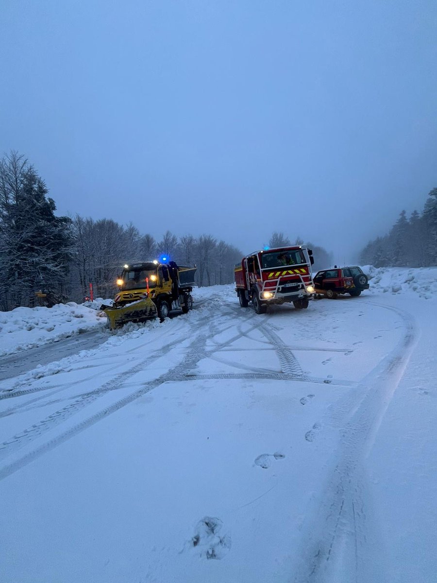 pompiersdugard's tweet photo. #Intervention pour 2 campeurs en difficultés sur le sentier des 4000 marches, sous l’Aigoual. Grâce une dameuse de la station Alti Aigoual, les secours ont pu accéder facilement aux victimes. Après s’être réchauffé au Centre de Secours, ils ont été reconduits à leur voiture. https://t.co/RGQ6rtfZmn