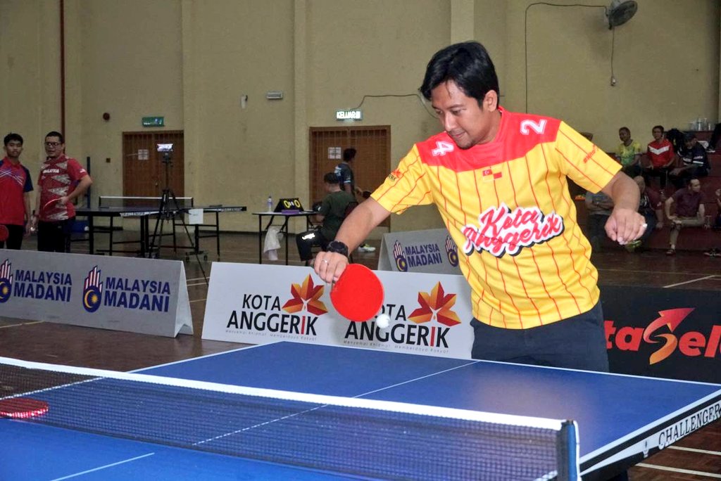 NajwanHalimi's tweet photo. Saya seterusnya ke Dewan Sukan SUK di Seksyen 5 untuk merasmikan Kejohanan Ping Pong Piala YB Najwan Halimi.

Kejohanan ini disertai oleh 32 pasukan dari pelbagai agensi termasuk jabatan kerajaan, masjid, persatuan belia dan pelajar sekolah.

Penganjuran kejohanan ini merupakan salah satu inisiatif Pejabat EXCO Belia, Sukan & Keusahawanan Negeri Selangor untuk menyemarakkan perkembangan sukan ping pong di kalangan masyarakat.