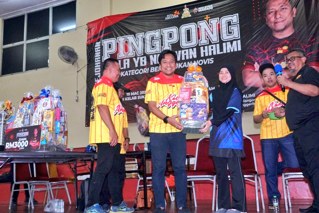 NajwanHalimi's tweet photo. Saya seterusnya ke Dewan Sukan SUK di Seksyen 5 untuk merasmikan Kejohanan Ping Pong Piala YB Najwan Halimi.

Kejohanan ini disertai oleh 32 pasukan dari pelbagai agensi termasuk jabatan kerajaan, masjid, persatuan belia dan pelajar sekolah.

Penganjuran kejohanan ini merupakan salah satu inisiatif Pejabat EXCO Belia, Sukan & Keusahawanan Negeri Selangor untuk menyemarakkan perkembangan sukan ping pong di kalangan masyarakat.