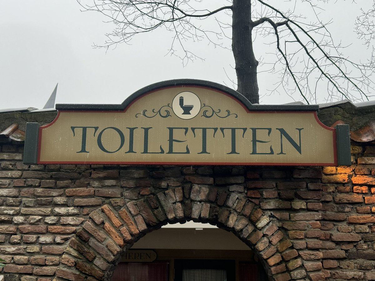 Oud bordje van toiletten vervangen voor nieuw bordje bij #KleineBoodschap #SprookjesBos #Efteling