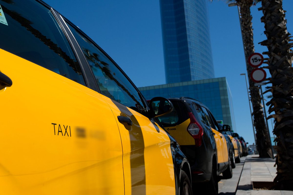 Mobilitat_AMB's tweet photo. El taxi 🚖 és una manera fàcil i còmoda per desplaçar-te.
👉🏻Recorda que ara pots demanar un taxi amb el teu mòbil, a través de la nostra App, i un vehicle proper vindrà a buscar-te.
📲 Descarrega't l'app i fes un #Picmi: https://t.co/je3AEF24uI
📷 @AMBtaxi https://t.co/m3tZ72qb2r