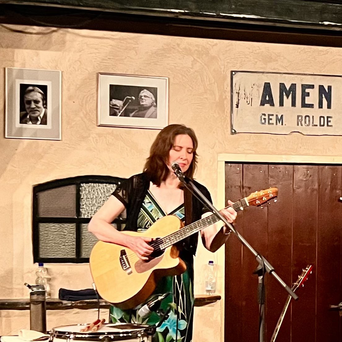 sarahmcquaid's tweet photo. Here’s the lovely Jeanette introducing last night’s show at  @cafedeamer, plus a few photos taken by Martin @cacophonycotta1 of me onstage. So nice to see so many familiar faces there — huge thanks to all of them and to the lovely team at #DeAmer! Now looking forward to a few -> https://t.co/k246OAa3hb