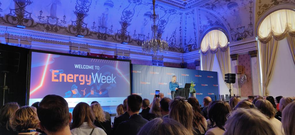 Pohjanmaan kauppakamarin tj <a href="/PaulaErkkila/">Paula Erkkilä</a> avaa energiaviikon - Energy Week - Vaasassa. Alkamassa ensimmäinen tilaisuus #energia- ja #ilmasto'seminaari, jossa erityinen fokus energiasta geopolitiikan pyörteissä. Tupa on aika lailla täynnä #energiasiirtymä #vetytalous #investoinnit