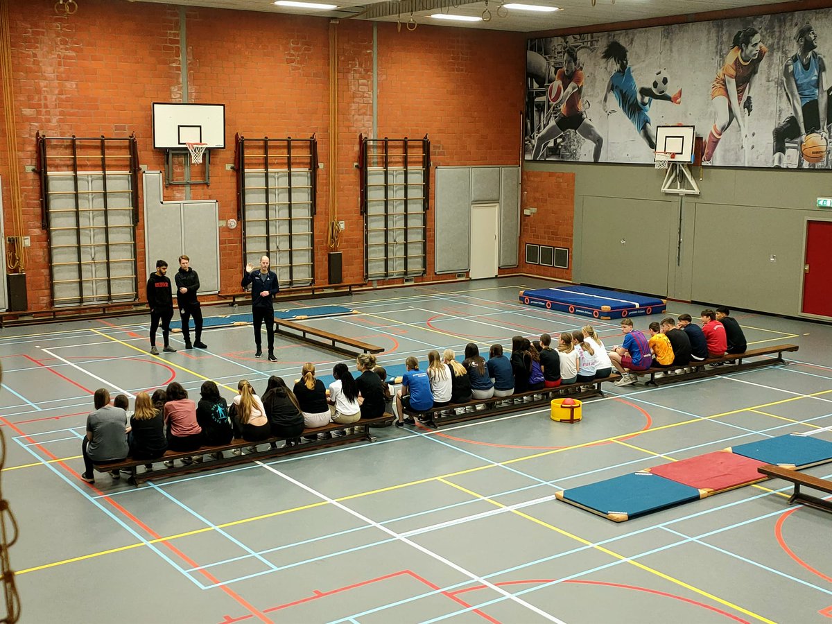 HRHGaby's tweet photo. Mobilitat Erasmus a Schoonhoven (Països Baixos) amb alumnes de 1r batx @IESMadina Avui hem començat amb una classe d'Educació Física i de Biologia https://t.co/TXt5qT40fX