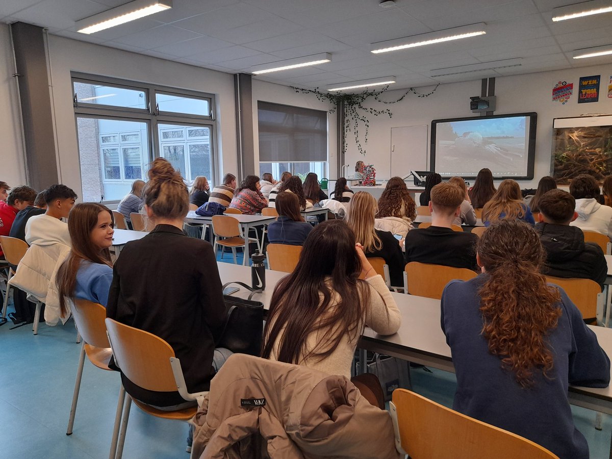 HRHGaby's tweet photo. Mobilitat Erasmus a Schoonhoven (Països Baixos) amb alumnes de 1r batx @IESMadina Avui hem començat amb una classe d'Educació Física i de Biologia https://t.co/TXt5qT40fX