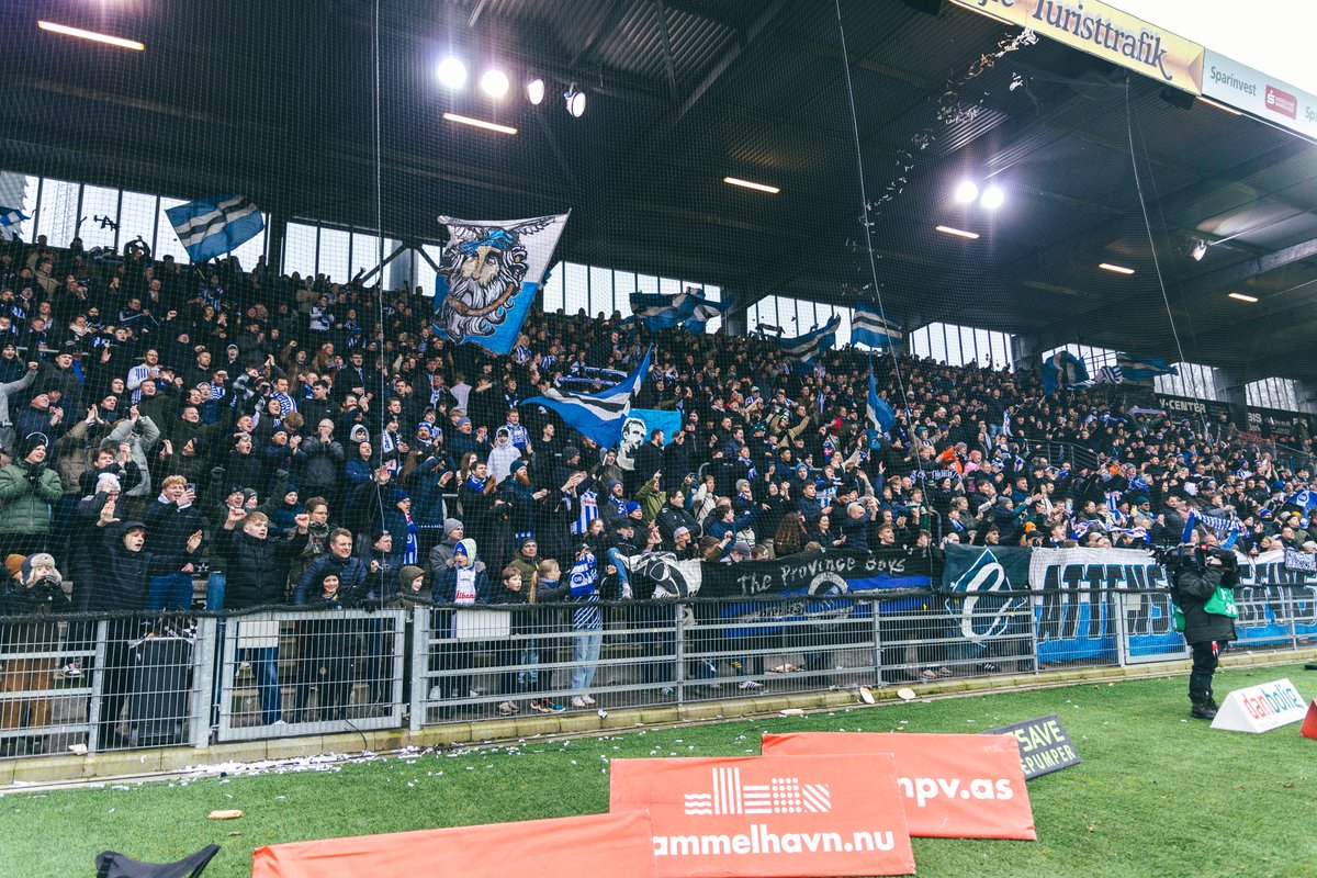 Den fynske fodboldhær leverede endnu engang en suveræn præstation i udebaneafsnittet 🙌💙🤍

Der blev sunget for lungernes fulde kraft, så det kunne høres helt hjemme i Odense 👏🤩

#obdk #enafstriberne #vbob #sldk