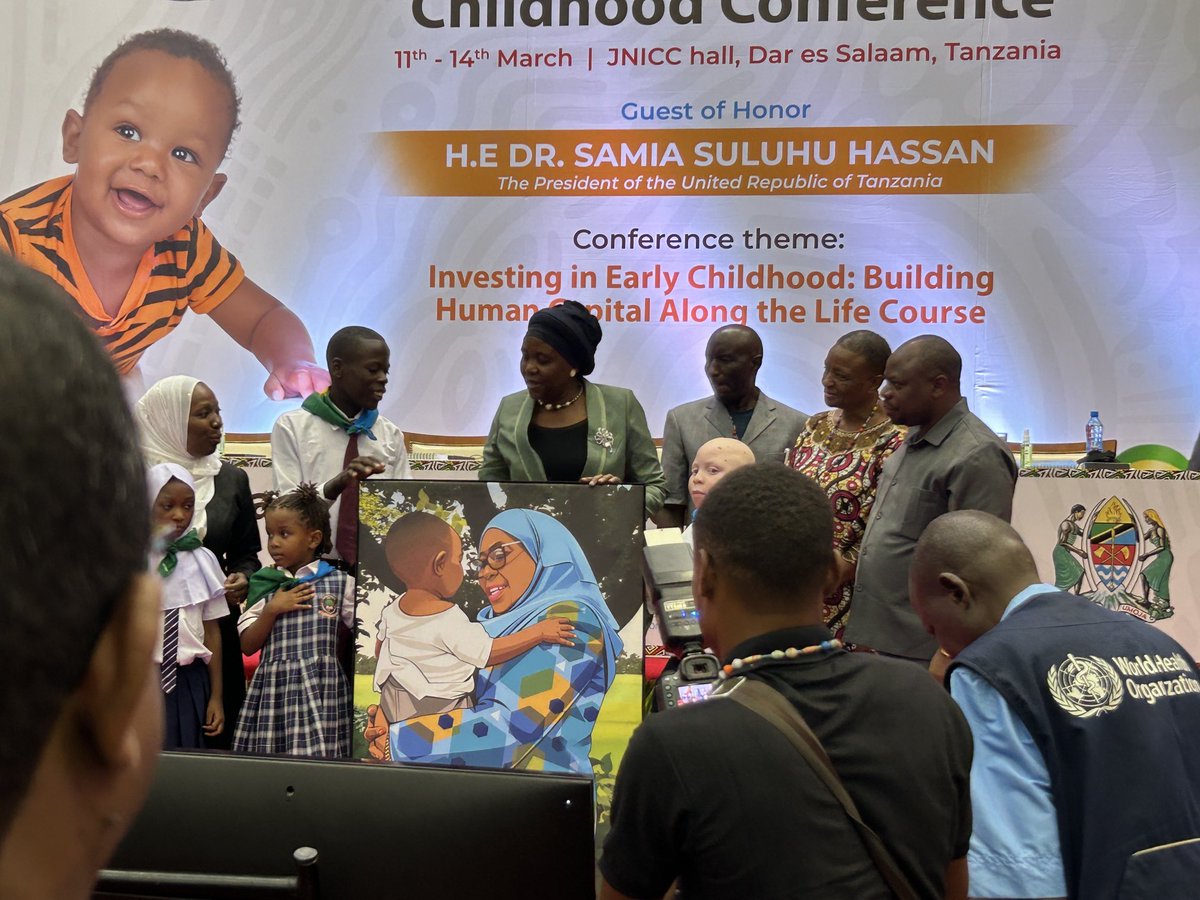 In Tanzania, kids present a lovely painting of the President <a href="/Af_ecn/">The African Early Childhood Network</a>