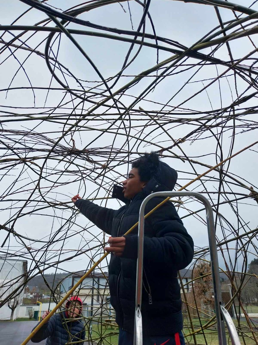 CollegeCondat's tweet photo. 1ere Intervention de Thomas Louineau, vannier avec les élèves de 4è : construction d'un abri en osier dans la cour du collège et tressage d'osier pour décorer le jardin . La prochaine intervention est prévue le 22 mars pour planter une haie pour protéger la serre du vent. https://t.co/xXs4bBFcAh