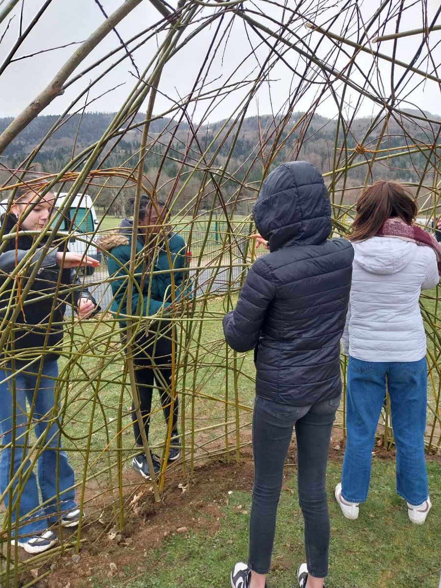CollegeCondat's tweet photo. 1ere Intervention de Thomas Louineau, vannier avec les élèves de 4è : construction d'un abri en osier dans la cour du collège et tressage d'osier pour décorer le jardin . La prochaine intervention est prévue le 22 mars pour planter une haie pour protéger la serre du vent. https://t.co/xXs4bBFcAh