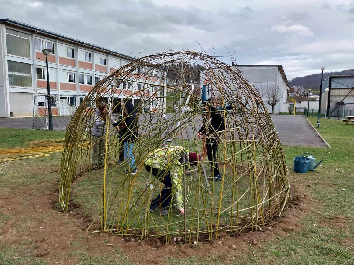 CollegeCondat's tweet photo. 1ere Intervention de Thomas Louineau, vannier avec les élèves de 4è : construction d'un abri en osier dans la cour du collège et tressage d'osier pour décorer le jardin . La prochaine intervention est prévue le 22 mars pour planter une haie pour protéger la serre du vent. https://t.co/xXs4bBFcAh