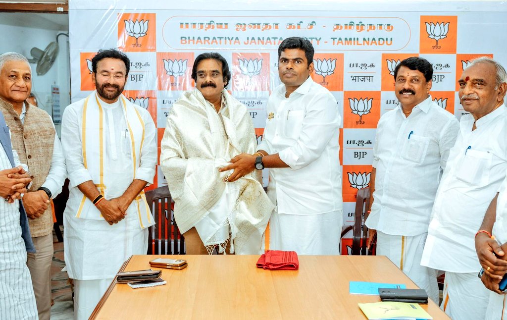 DevanathayadavT's tweet photo. முன்னாள் மத்திய அமைச்சர் @PonnaarrBJP,மாண்புமிகு மத்திய அமைச்சர்@kishanreddybjp மாண்புமிகு மத்திய இணை அமைச்சர்@Gen_VKSingh,தமிழகத் தேர்தல்பொறுப்பாளர்@MenonArvindBJP சட்டமன்ற உறுப்பினர் @NainarBJP,அன்புச் சகோதரர்கள் கருப்பு முருகானந்தம்,கரு நாகராஜன் ஆகியோருடன் ஆலோசனை நடத்தினேன். https://t.co/EmzNueTQlr
