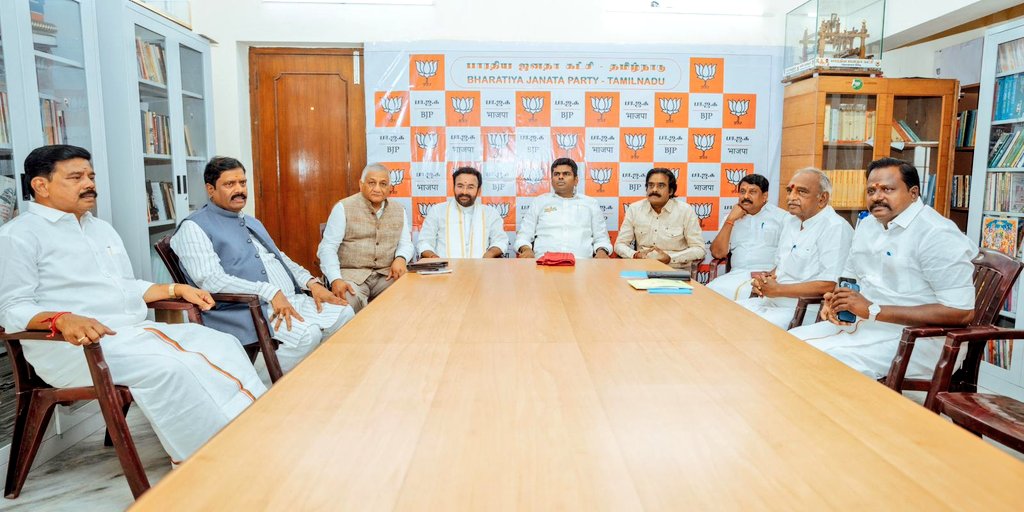 DevanathayadavT's tweet photo. முன்னாள் மத்திய அமைச்சர் @PonnaarrBJP,மாண்புமிகு மத்திய அமைச்சர்@kishanreddybjp மாண்புமிகு மத்திய இணை அமைச்சர்@Gen_VKSingh,தமிழகத் தேர்தல்பொறுப்பாளர்@MenonArvindBJP சட்டமன்ற உறுப்பினர் @NainarBJP,அன்புச் சகோதரர்கள் கருப்பு முருகானந்தம்,கரு நாகராஜன் ஆகியோருடன் ஆலோசனை நடத்தினேன். https://t.co/EmzNueTQlr