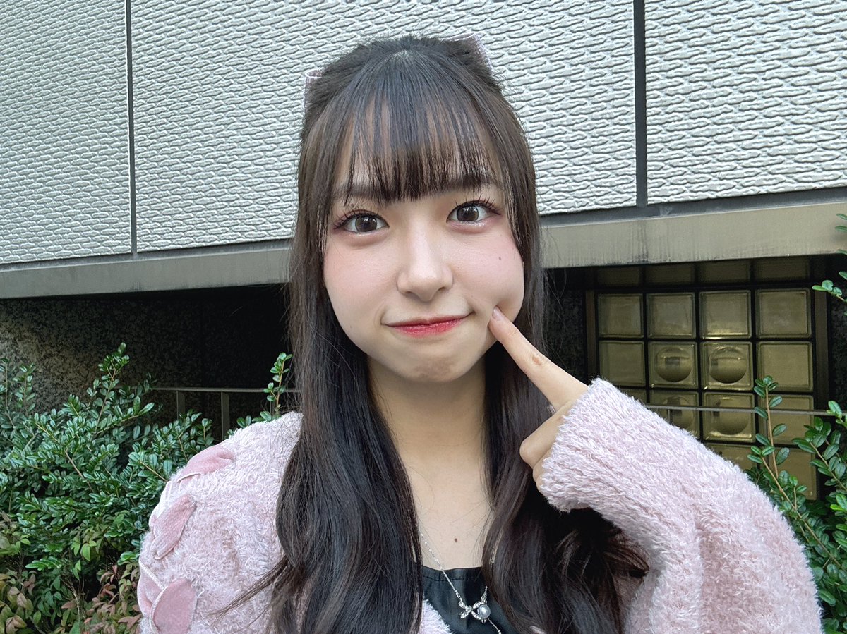 #AKB48 63rdシングル
#カラコンウインク 😉
オンラインお話会･握手会です🤝

5/25は誕生日🎂
沢山お祝いして欲しいなぁ🥺💭

お話すること、お話聞くこと
どっちも大好きなのでぜひ😊🤍
♡ official-cd.akb48.co.jp/63rd/