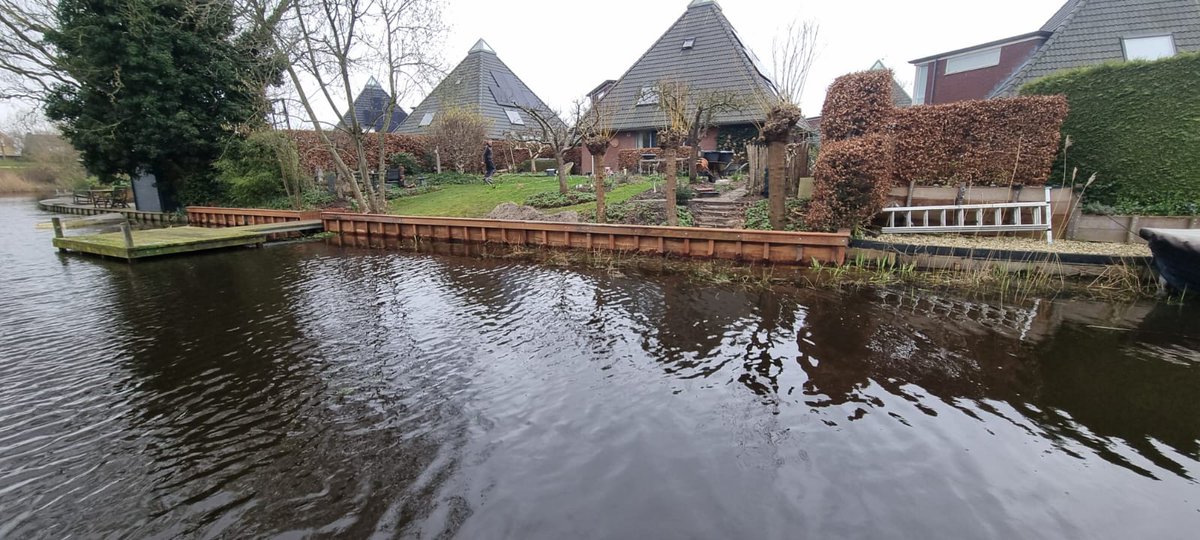Weer een mooie beschoeiingsklus afgerond aan de Koraaldreef in Emmen. #groeningoedehanden