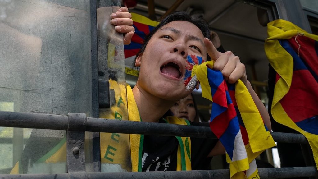TYCentrex's tweet photo. Tibetan Youth Congress activists protesting in front of the Chinese Embassy in New Delhi.
#TibetUprisingDay #DelhiProtest #RTYC https://t.co/gXqNURjbhG