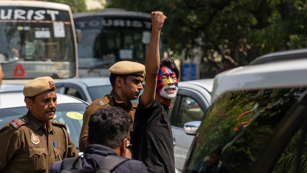 TYCentrex's tweet photo. Tibetan Youth Congress activists protesting in front of the Chinese Embassy in New Delhi.
#TibetUprisingDay #DelhiProtest #RTYC https://t.co/gXqNURjbhG