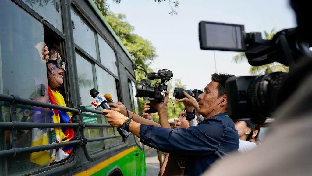TYCentrex's tweet photo. Tibetan Youth Congress activists protesting in front of the Chinese Embassy in New Delhi.
#TibetUprisingDay #DelhiProtest #RTYC https://t.co/gXqNURjbhG