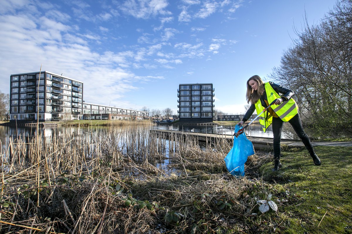 shertogenbosch's tweet photo. Op zaterdag 23 maart is de Landelijke Opschoondag. ♻️ Een mooie gelegenheid om samen met familie, buren, vrienden of collega's aan de slag te gaan voor een schone buurt.  Kom ook in actie! 🙌 Meer weten? 👉 https://t.co/r2jX4kCplE https://t.co/uv3nBjvmWk
