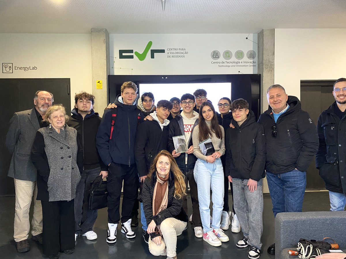 Within the Erasmus project TO THE MOON AND BACK, a group of teachers and students from the Italian school IIS "A. Olivetti" are in Guimarães.

In the context of the activities of this school exchange, four students will do an internship at CVR. 🤝