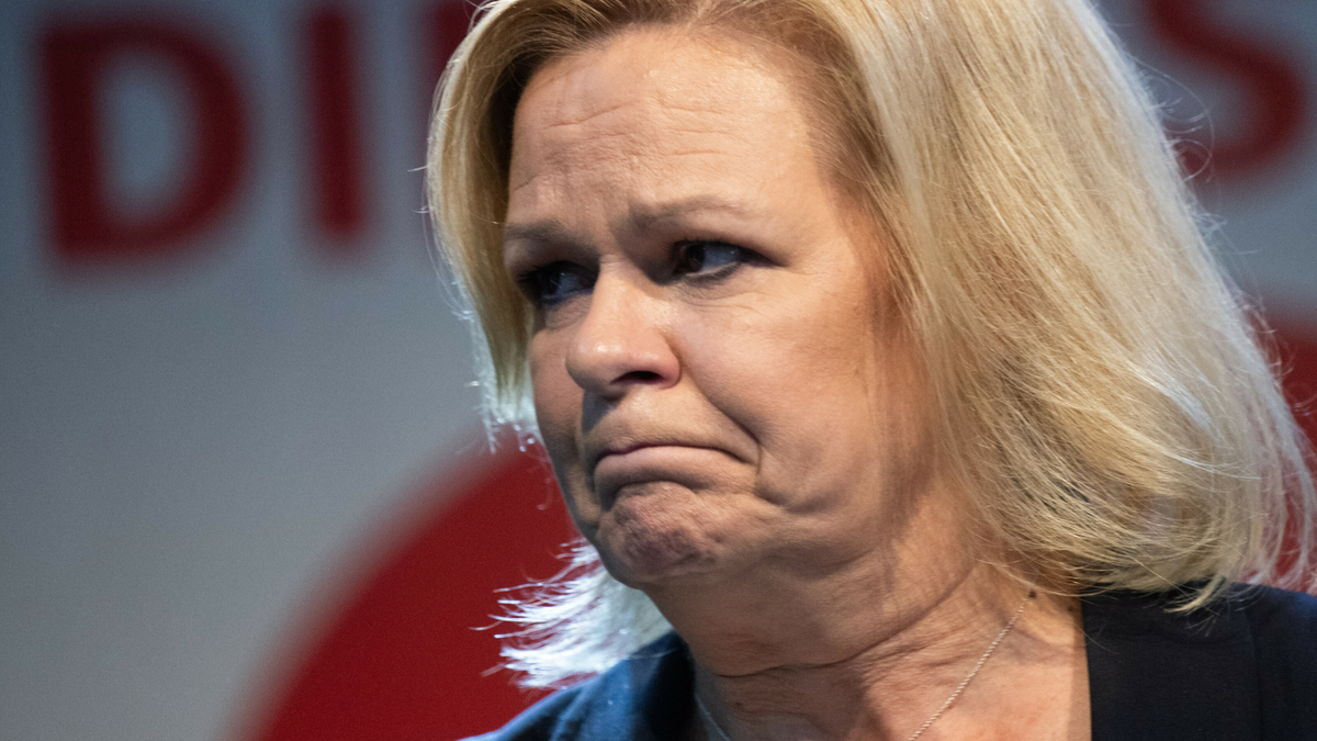 Ich habe Fragen an:

<a href="/NancyFaeser/">Nancy Faeser</a> @Bundeskanzler @ABaerbock <a href="/MarcoBuschmann/">Marco Buschmann</a> 

Stimmt es, dass:

- hunderte Polizisten bereits gekündigt haben
- hunderte Polizisten bereits eine Unmenge an Remonstrationsberichte eingereicht haben
- hunderte Polizisten demnächst den Dienst