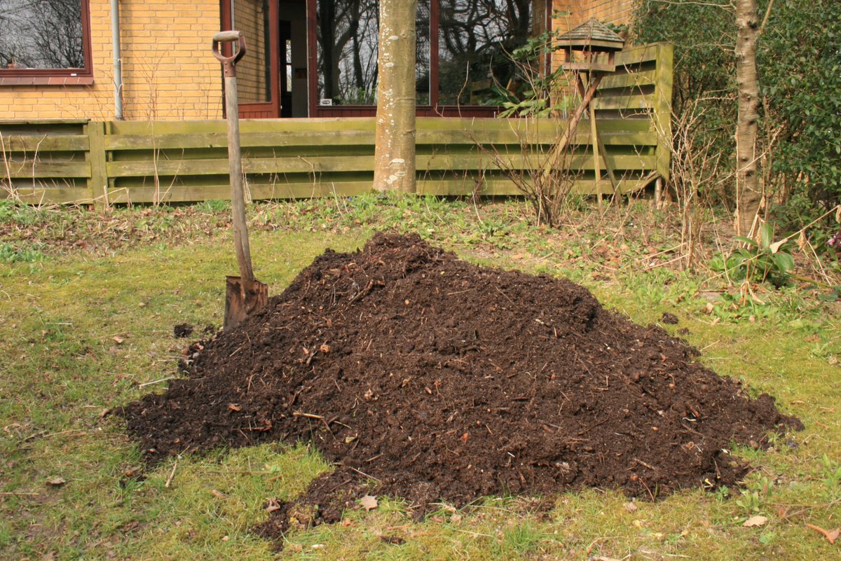 RochdaleCouncil's tweet photo. Did you know community groups, education establishments and voluntary sector organisations can request bulk compost in 1-tonne bags from @recycle4gm? 

Download the application form here: https://t.co/ZRty00g3JM

 #CompostWeekUK2024 https://t.co/kpW2LvW56k