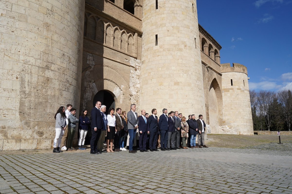 ⚫️El Parlamento aragonés ha guardado un minuto de silencio con motivo del Día Europeo de las Víctimas del #Terrorismo. La Mesa y la Junta de Portavoces se han concentrado a las puertas de @laaljaferia para recordar a las víctimas y sus familias.